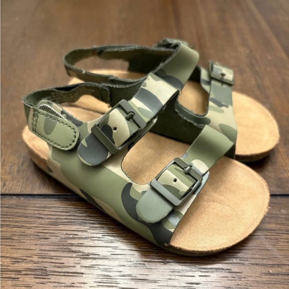 Toddler Boy Old Navy Camo Sandals Size 18-24 Months Never Worn - Picture 1 of 5